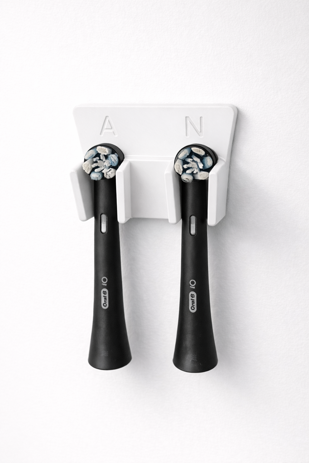 Suport capete periuță Oral-B personalizat – organizator perete baie